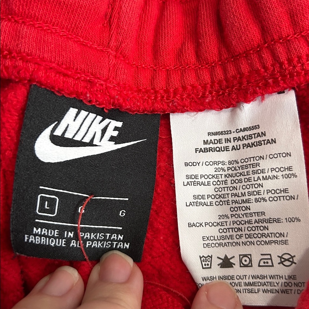 [Nike] Men's Bold Red Sports Shorts - Size Large - Picture 4 of 6